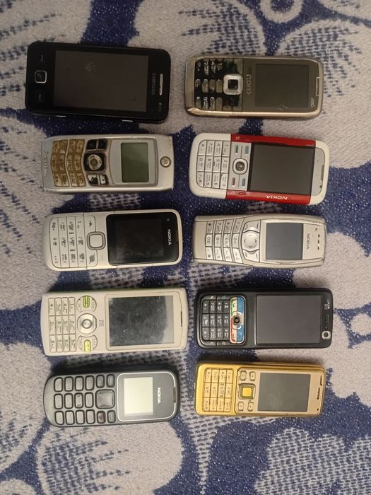 Продам телефоны.