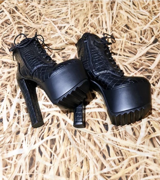 Луксозни дамски боти от релефна изкуствена кожа с ток и платформа/N36