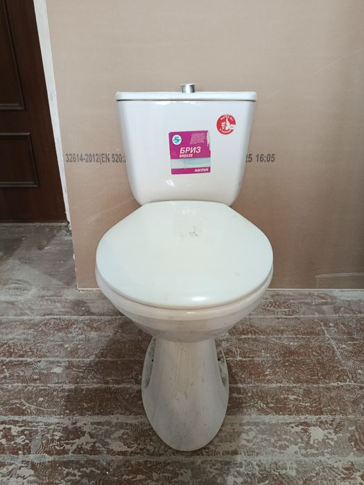 Продам комплект унитаз бачок