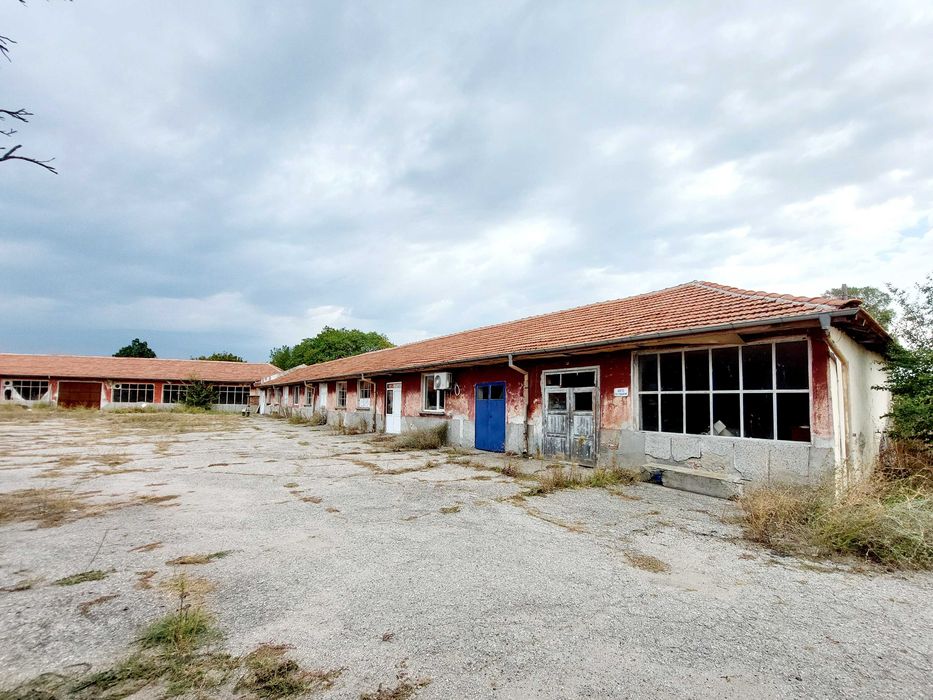 Дава се под наем Склад в с. Езерово, Област Пловдив - 6200 кв.м за 325000 € - Снимка #2