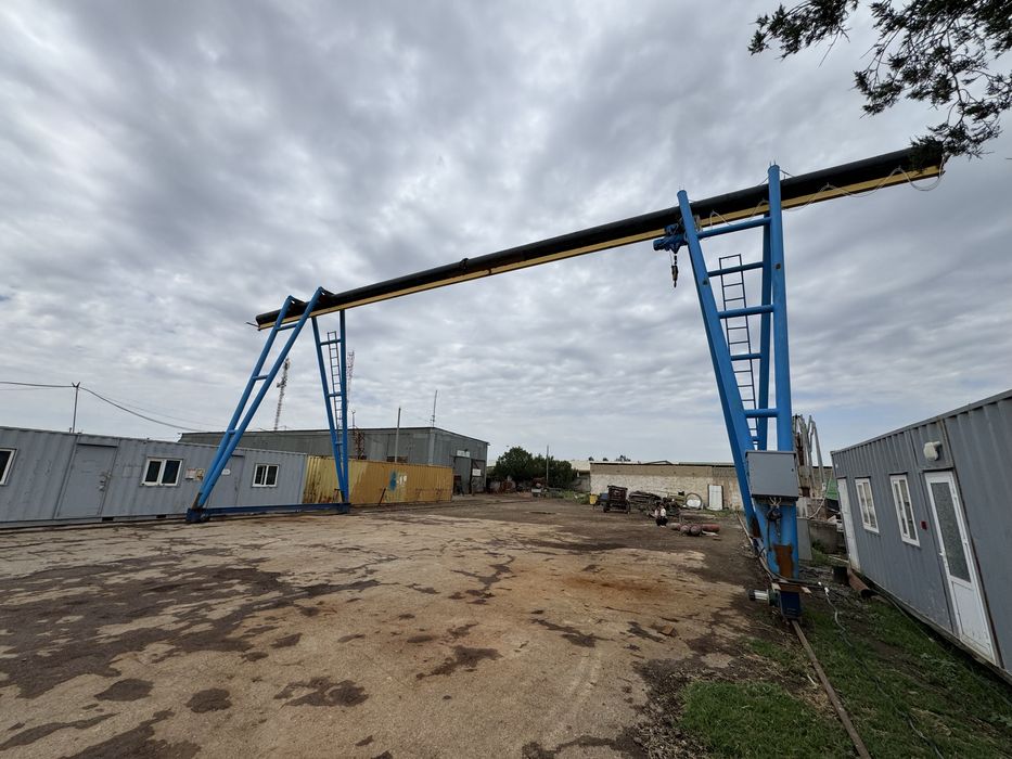 Kozlovoy kran (козловой кран), 5 tonna yuk koʻtara oladi