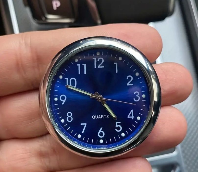 Различни цветове автомобилни часовници