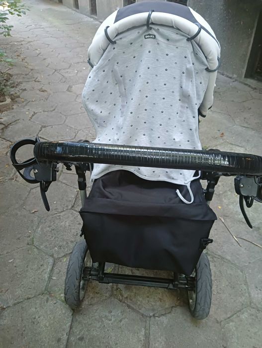 Бебешка количка бяла с черно  с летни подложки, сенник и зимно чувалче