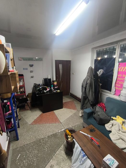 Помещении вдоль дороги