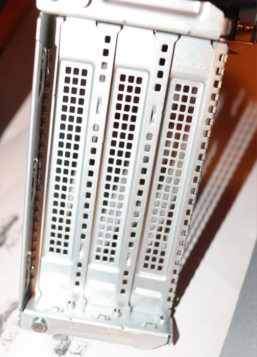 Secondary PCIe Riser + Cage Server HPE DL380/385/560 Gen 10  8 7 5 0 5 8 - 0 0 1