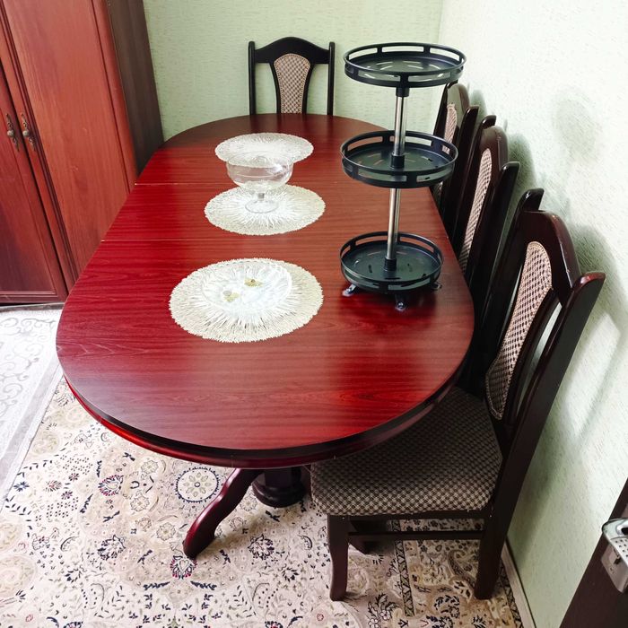 Срочно большой стол из натурального дерева2м,для гостей,собирается