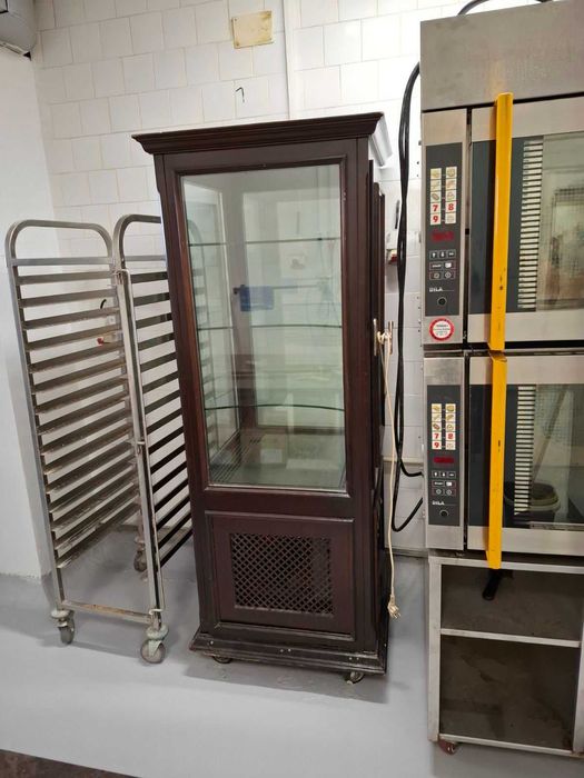 Сладкарска витрина