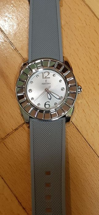 Продавам,нов часовник(не носен)