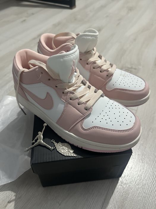 Jordan 1 Low Pink/White