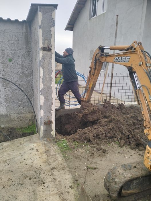 Închiriez mini excavator