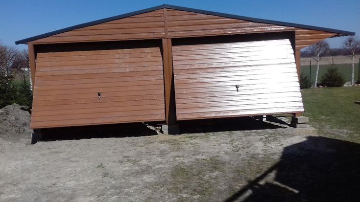 Garaj pe structura metalica izolate din panouri sandwich  5 x 5m