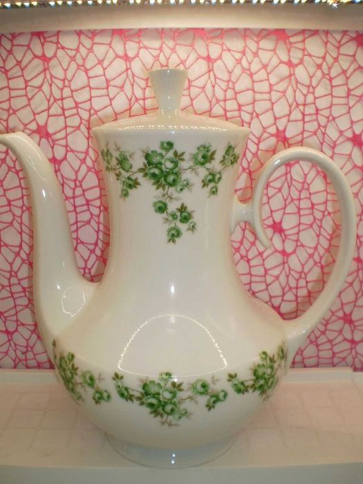 Ceainice elegante din porțelan, decorate cu un motiv florale.
