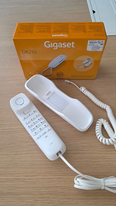 Продавам стационарни телефони Gigaset DA210 – черен и бял цвят.