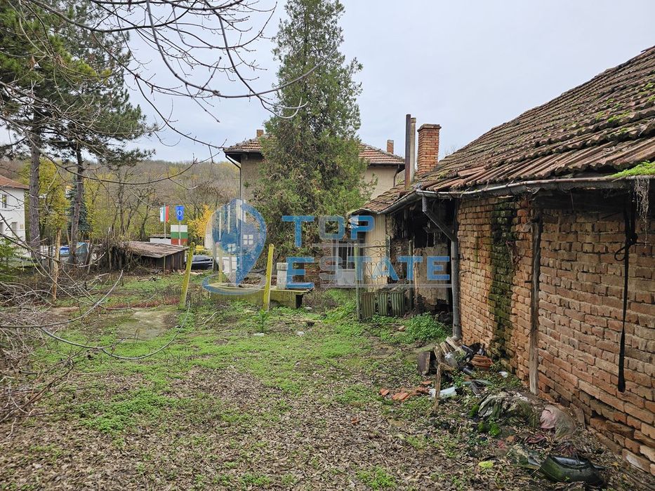Двуетажна тухлена къща с гараж и двор в село Пиперково, област Русе