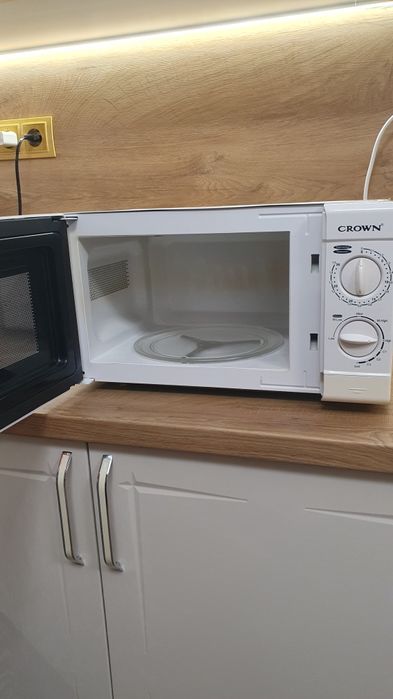 Микровълнова  фурна с грил CROWN