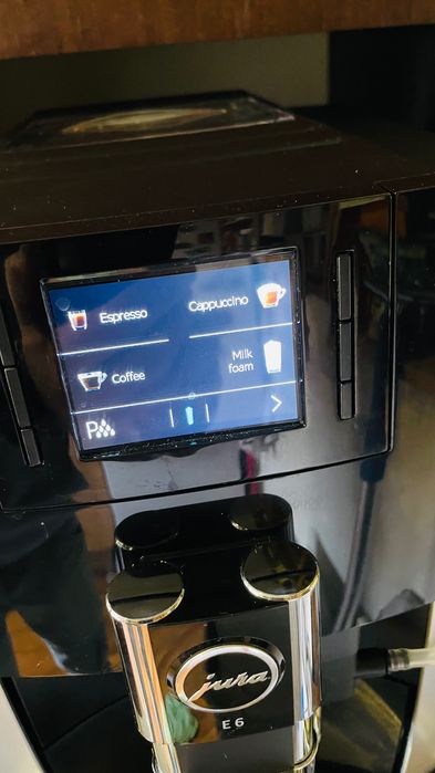 Продавам кафеавтомат JURA E6 с Bluetooth (Smart Connect)