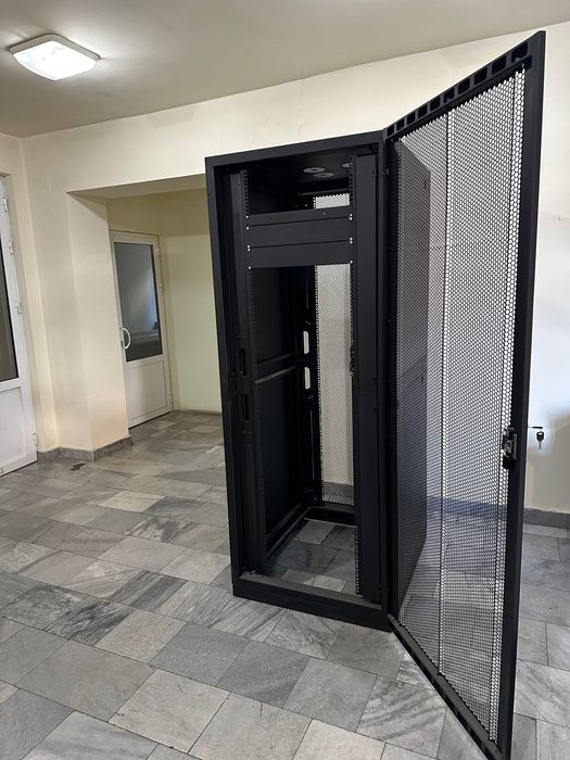 Шкаф настенный 42U