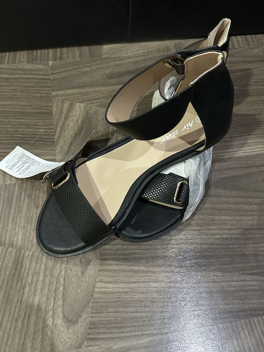 Дамски сандали.