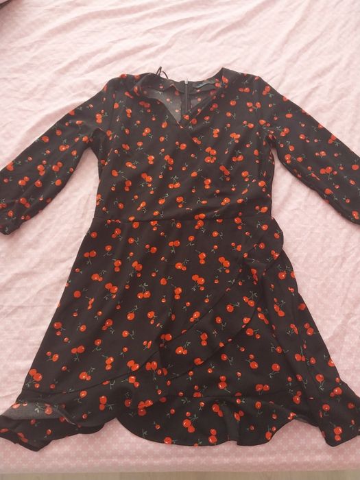 Чёрное платье с вишенками с ремешком