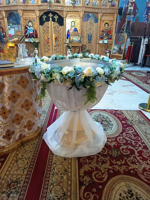 Aranjament floral pentru cristelniță