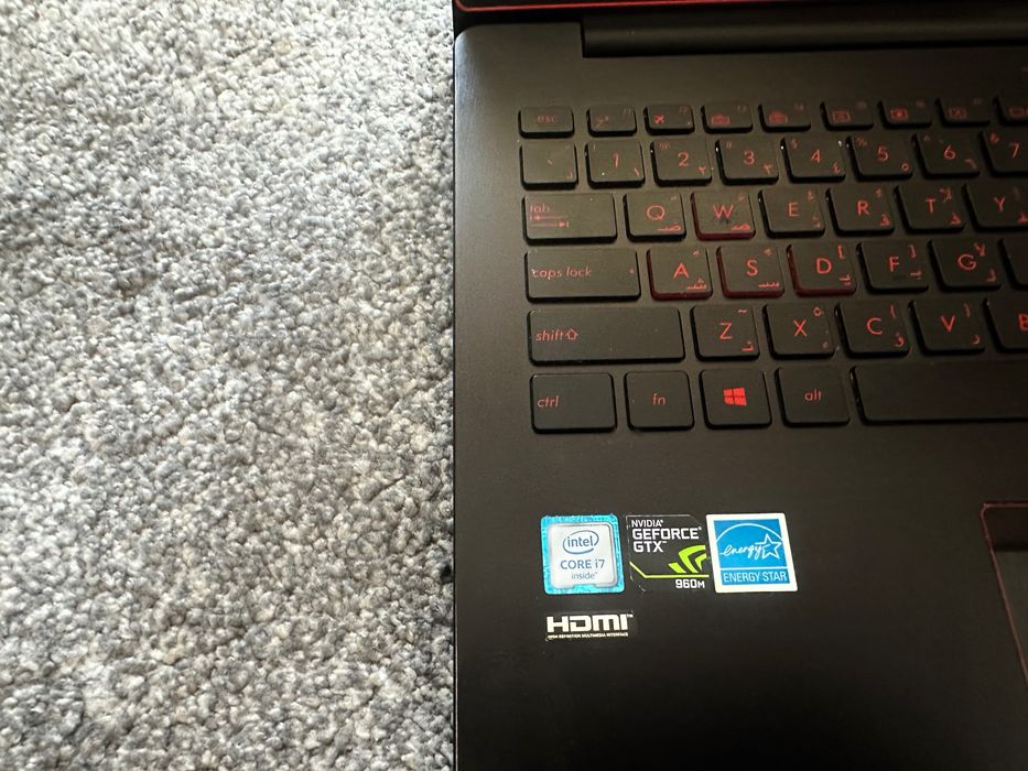 ASUS ROG геймърски лаптоп