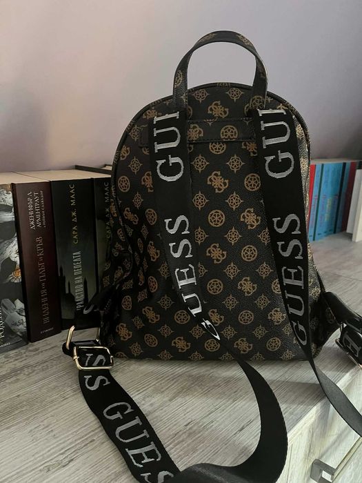 Дамска раница GUESS