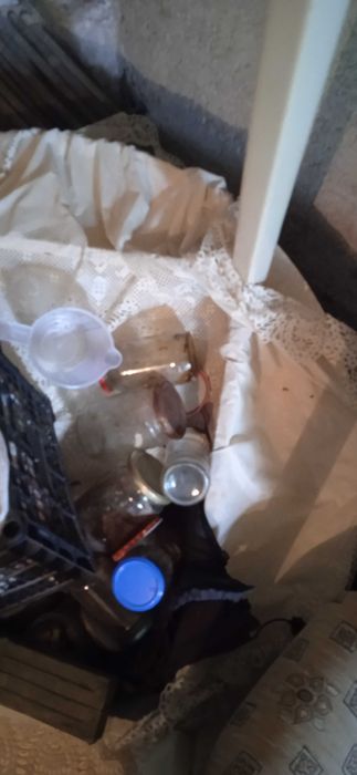 Два фотьойла без диван и кръгла маса.