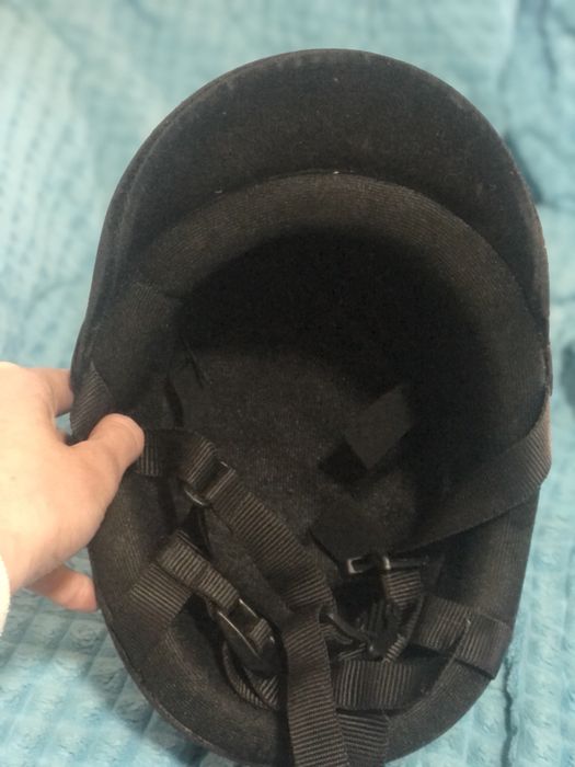 Шлем для верховой езды на лошади