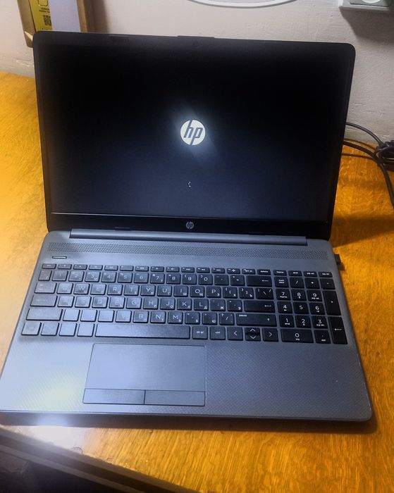 Ноутбук в хорошем и рабочем состоянии HP 255 G8