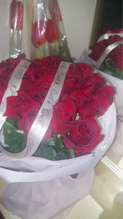 красивые, свежие 25 роз