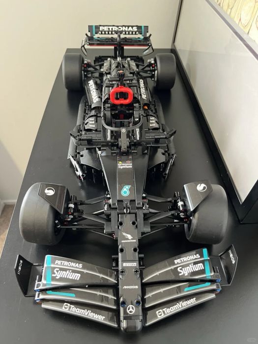 Болид LEGO technic Mercedes F1 W14