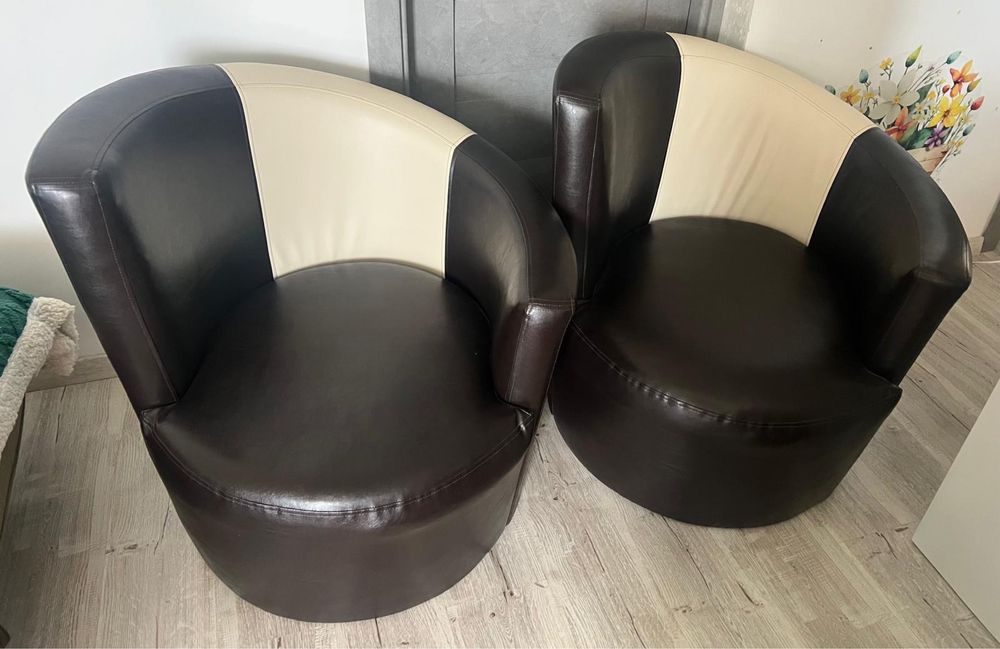 Vand 2 fotolii piele alb-negru