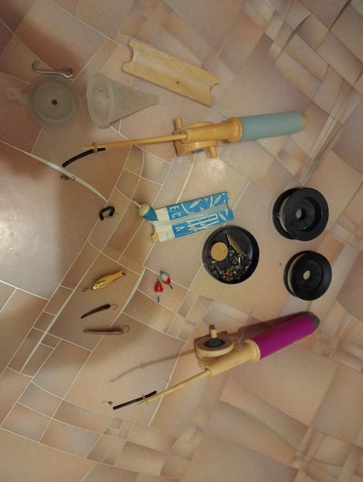 Продаются  рыболовные  зимней рыбалки  снасти,  в отличном  состояние.