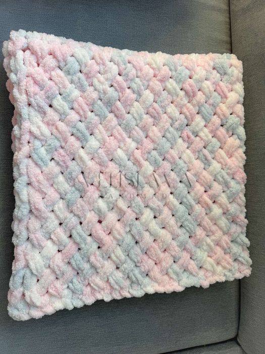 Ръчно плетено меко одеяло