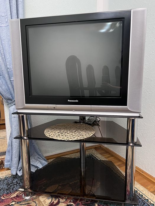 Телевизор Panasonic и подставка под телевизор