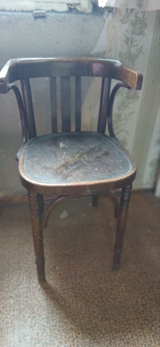 Стари дървени столове