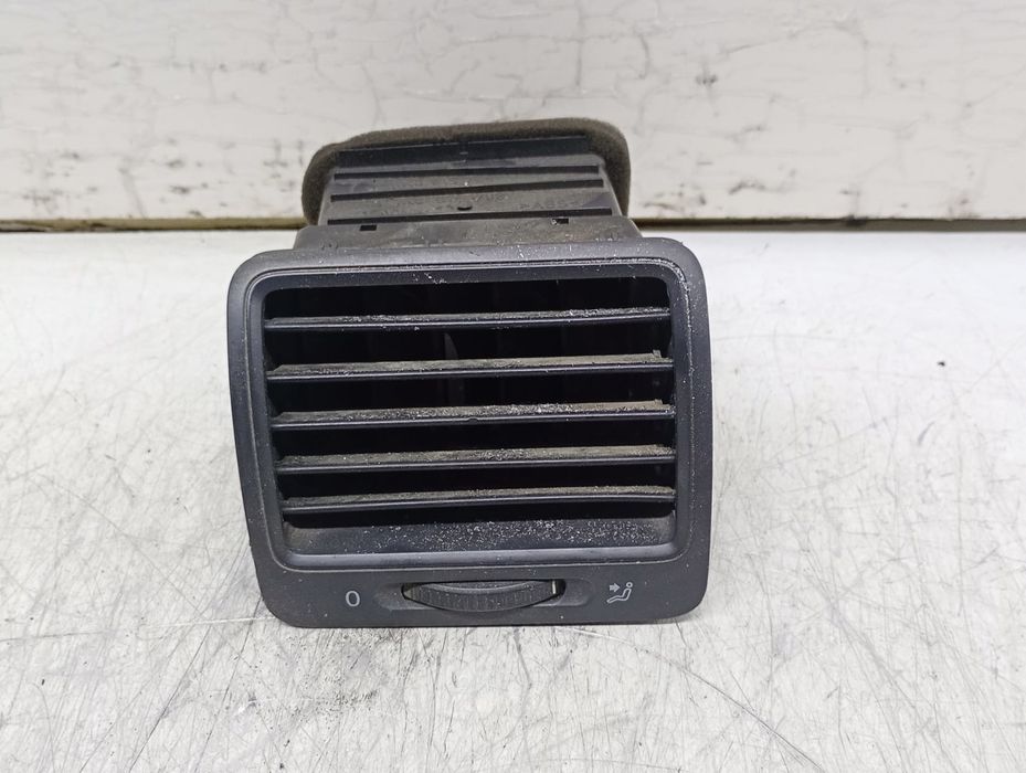 Grila ventilatie 1k0819709 Volkswagen Golf 5 (2003 - 2009) 1.9 tdi BKC