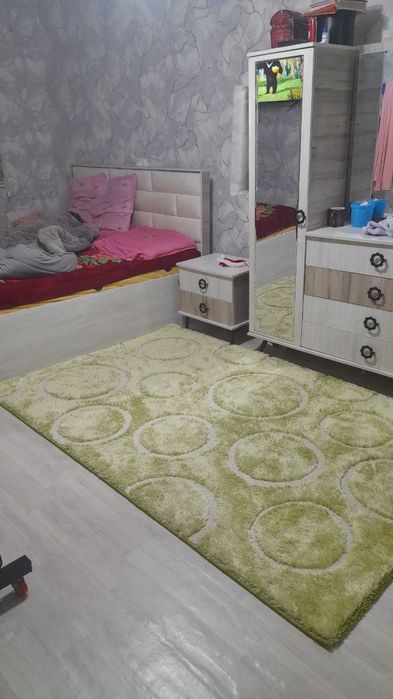 Uy sotiladi 3-xonali. 4-m.k.r.Yo'l yuzida 1 etaj