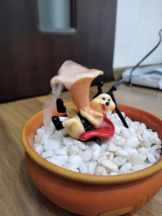 Fântână decorativă de interior cu buburuză