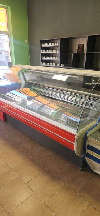 Витрини, стелажи, касови зони и аксесоари