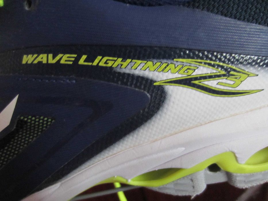 Pantofi volei Mizuno, model Wave Lightning, masura EUR-46 US-12 JP-30, stare foarte buna, fara vreun defect.
