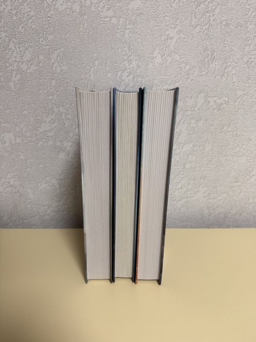 Продаю трилогию книг