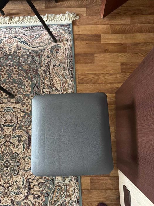 Офисный черный стул ZETA и табуретки