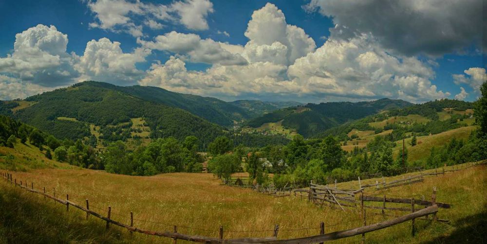 Complex turistic în Munții Apuseni–3 clădiri, 10 camere, teren 3740 mp