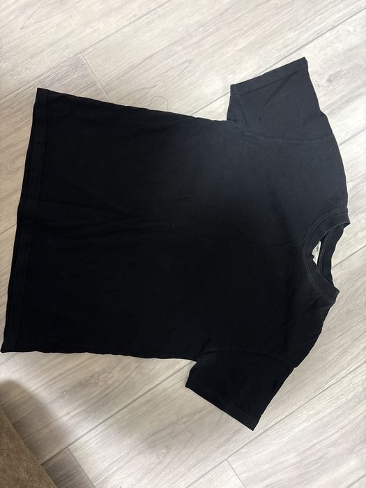 черная футболка