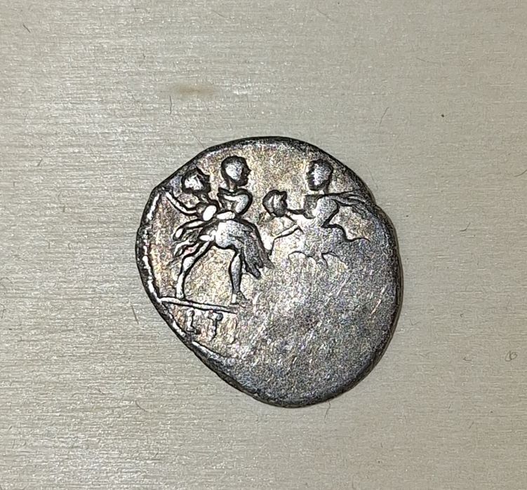 Vând denari romani antici pret per buc.