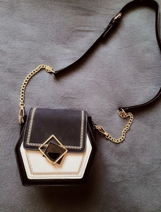 Дамска чанта със златисти елементи