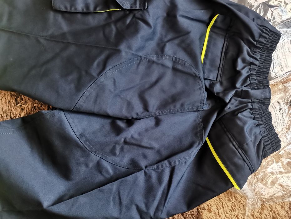 Pantaloni de salopeta noi