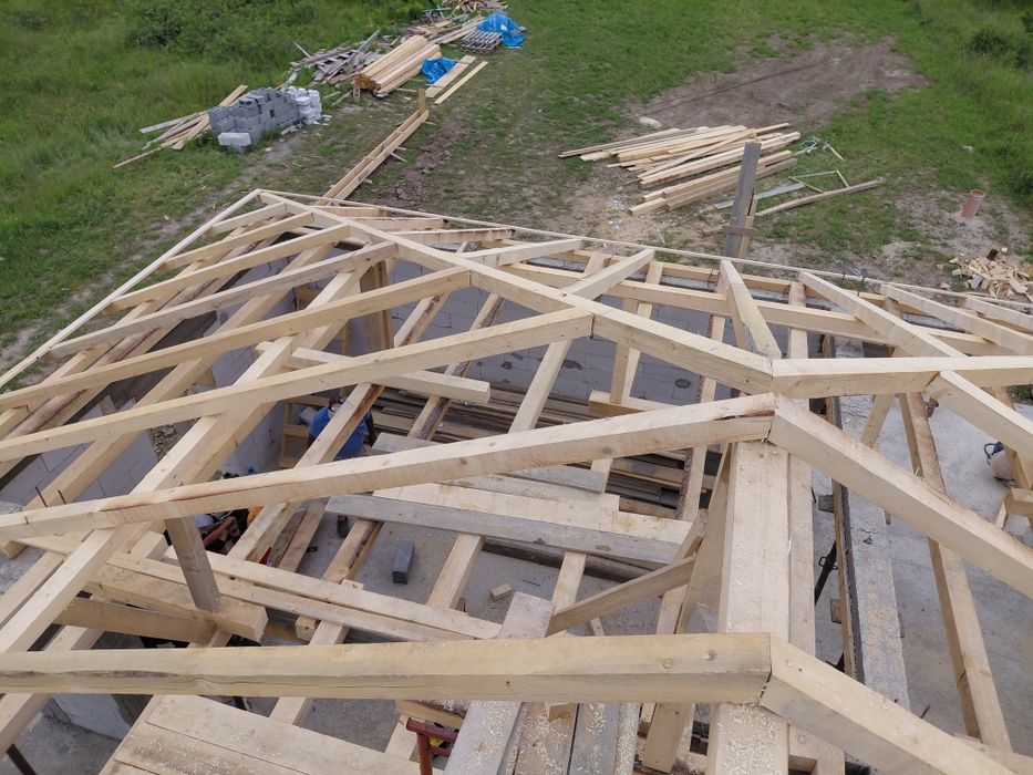 Construcții la rosu/finisaje
