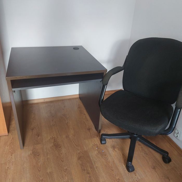 Vând birou cu scaun. Prețul este pentru ambele.